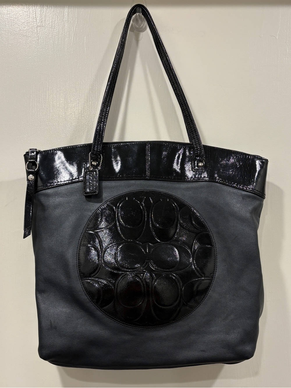 Coach Tote Bag Black Leather Glossy Logo Accent Circle Front Patent Zipper
